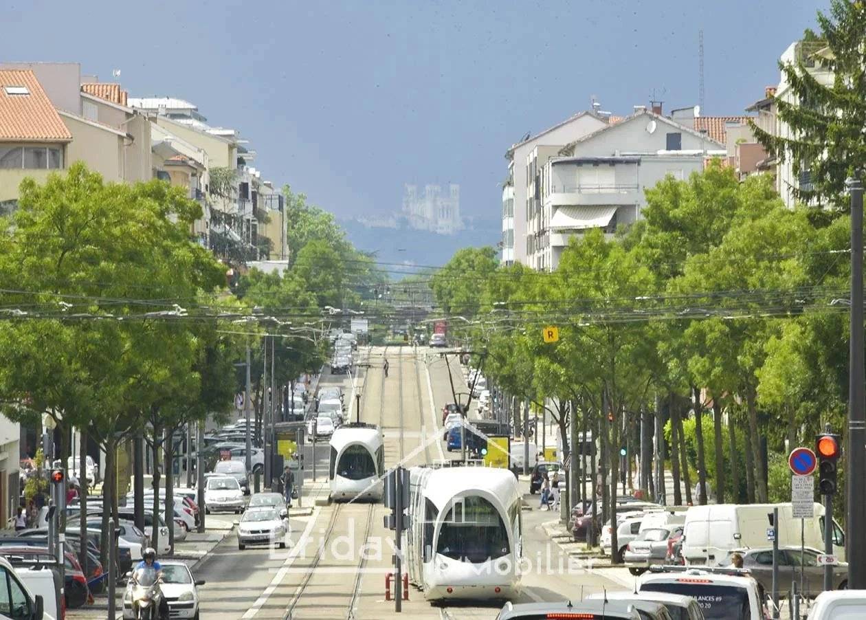 le tramway en centre-ville avenue Roosevelt depuis Charles de Gaulle juin 2017 photo : Dominique Perron